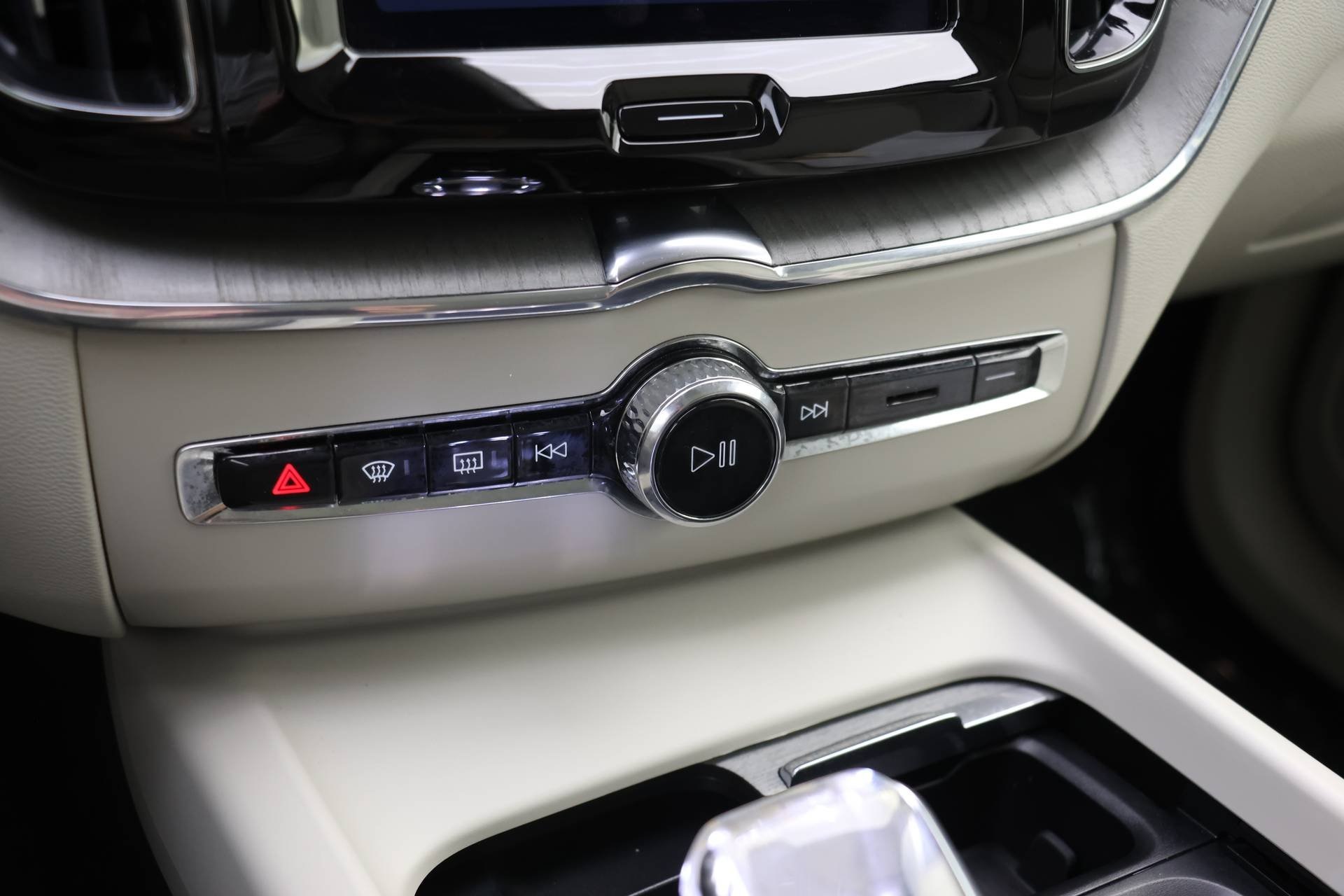 2023 Volvo XC60 B5 Ultimate photo 11