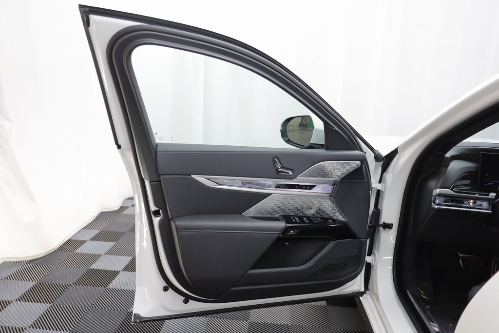 2026 Bmw 750e photo 6