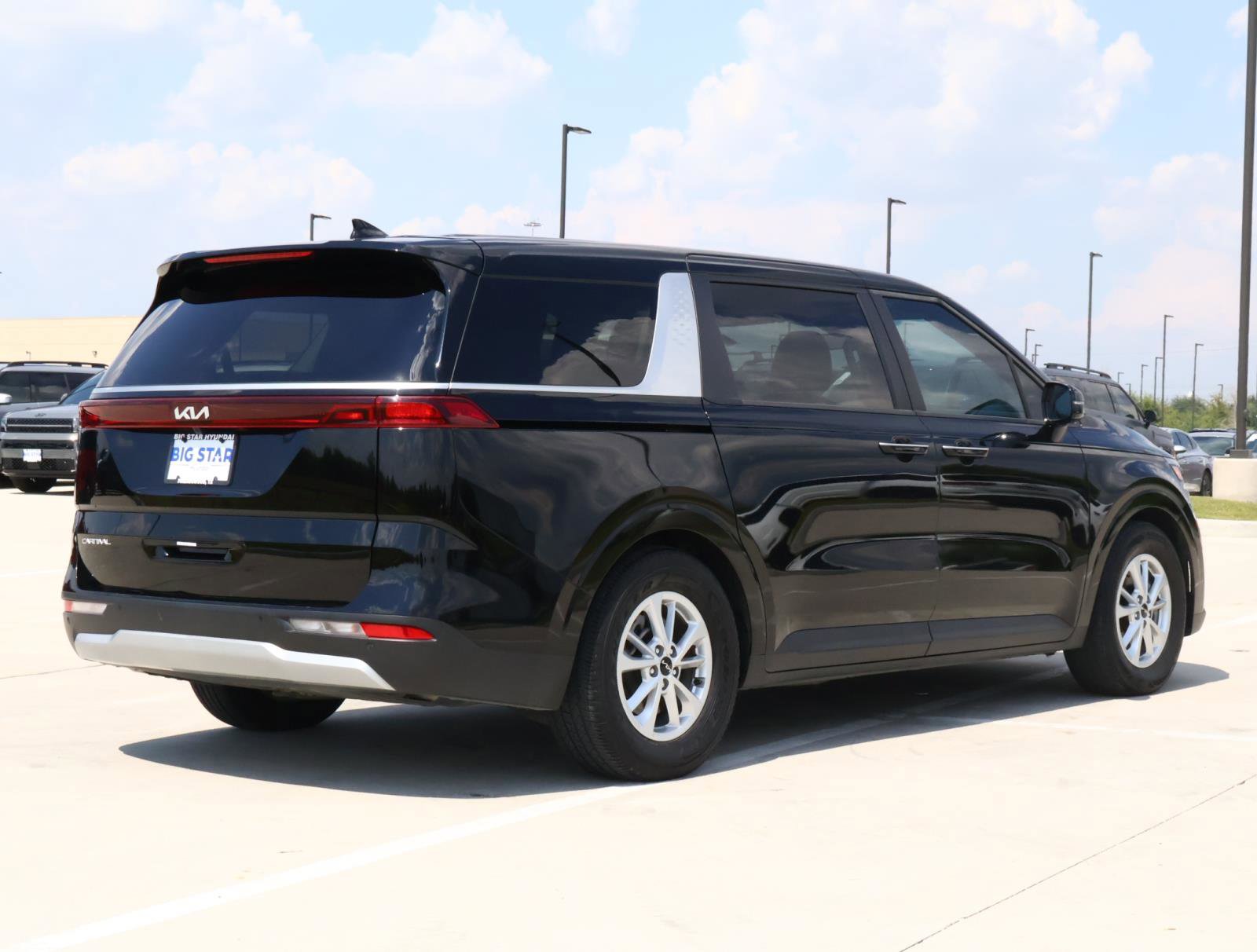 2024 Kia Carnival LX photo 4
