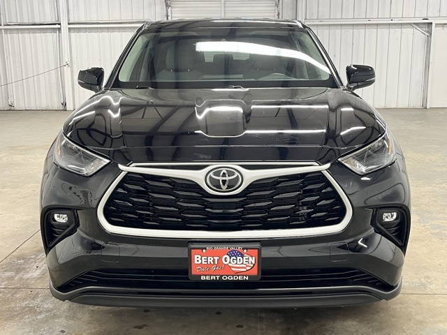 2023 Toyota Highlander LE photo 2