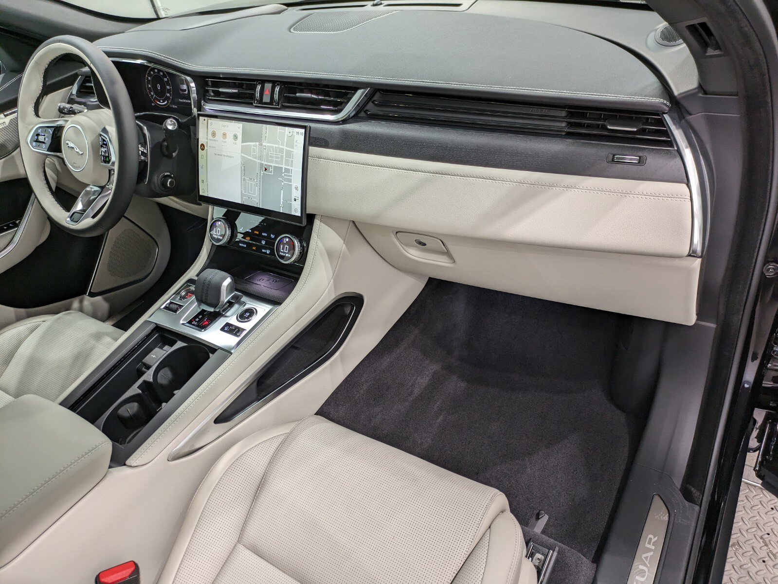 2025 Jaguar F-PACE R-Dynamic S P250 photo 23