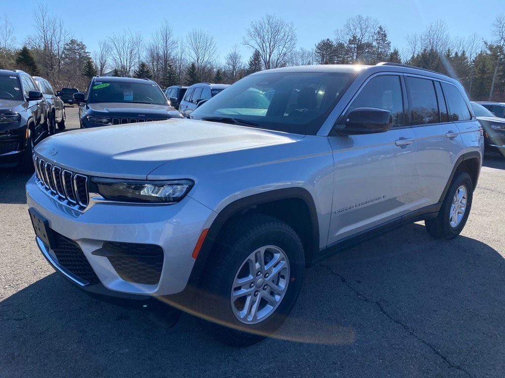 2025 Jeep Grand Cherokee Laredo photo 2