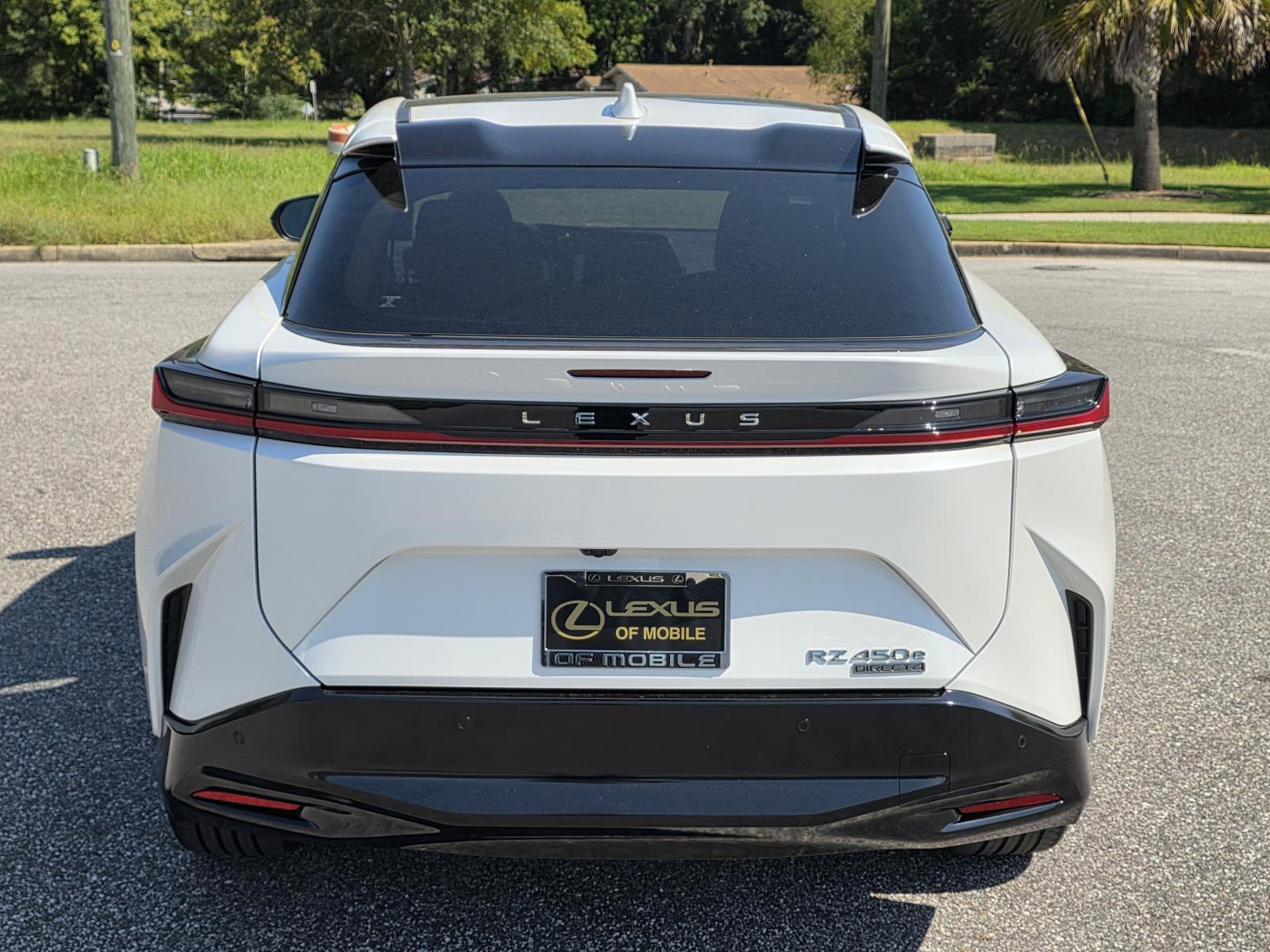 2023 Lexus RZ 450e Luxury photo 3