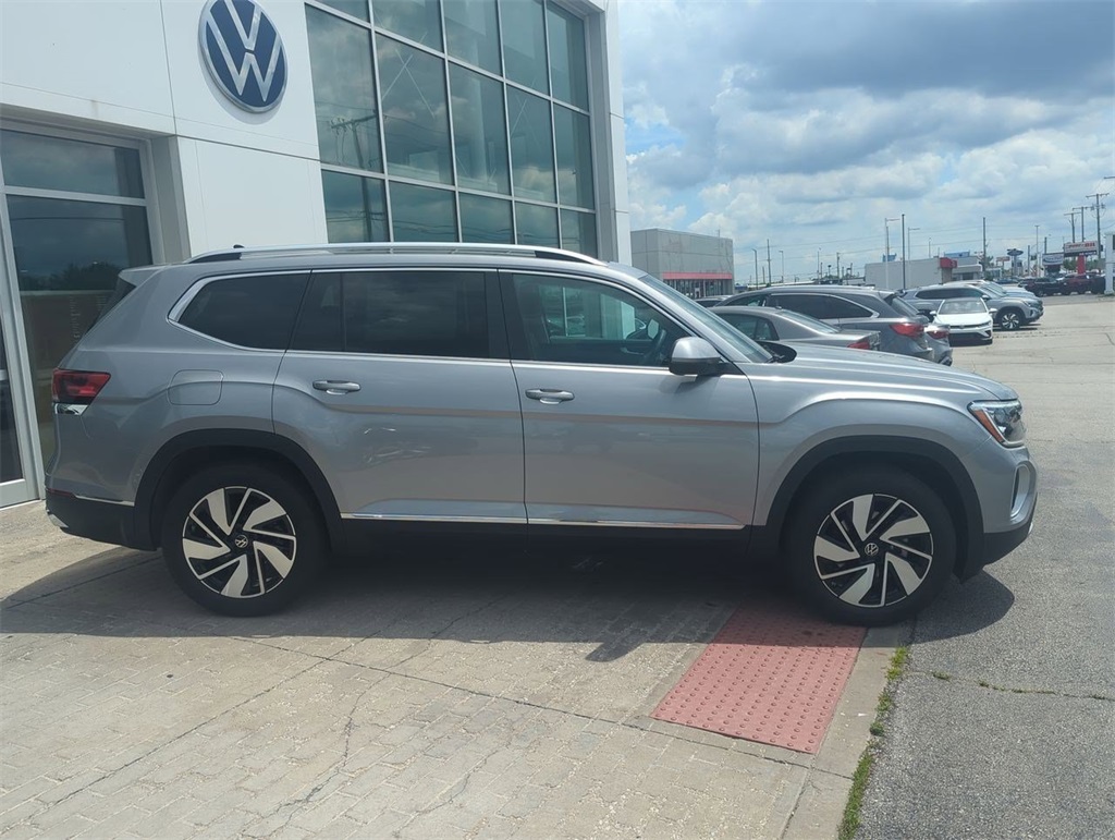2025 Volkswagen Atlas SEL photo 8