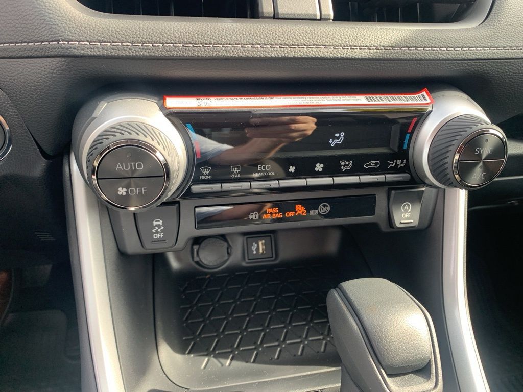 2025 Toyota RAV4 XLE photo 12