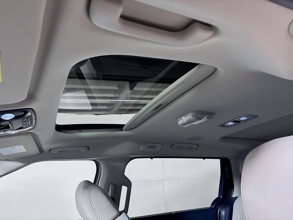 2026 Kia Carnival SX photo 18