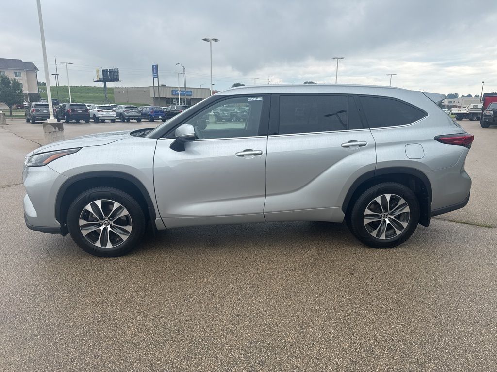 2022 Toyota Highlander XLE photo 2