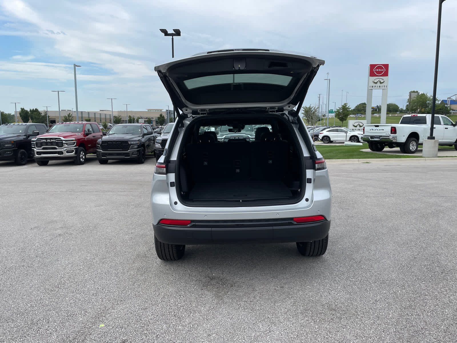 2025 Jeep Grand Cherokee Limited photo 11