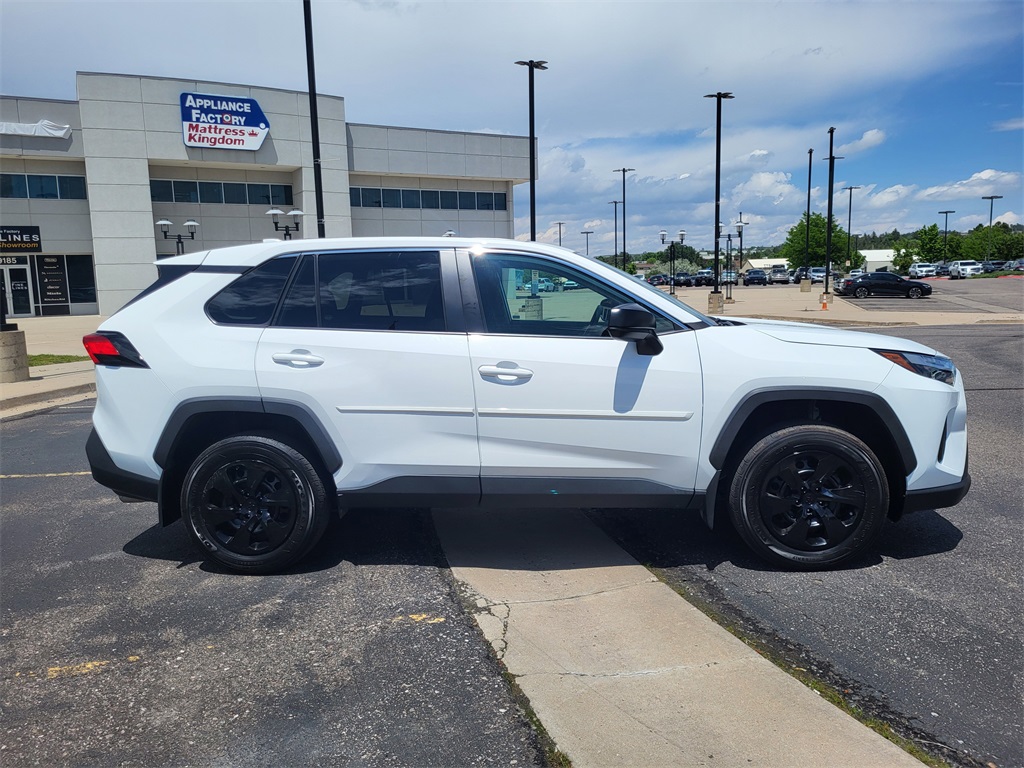 2023 Toyota RAV4 LE photo 3