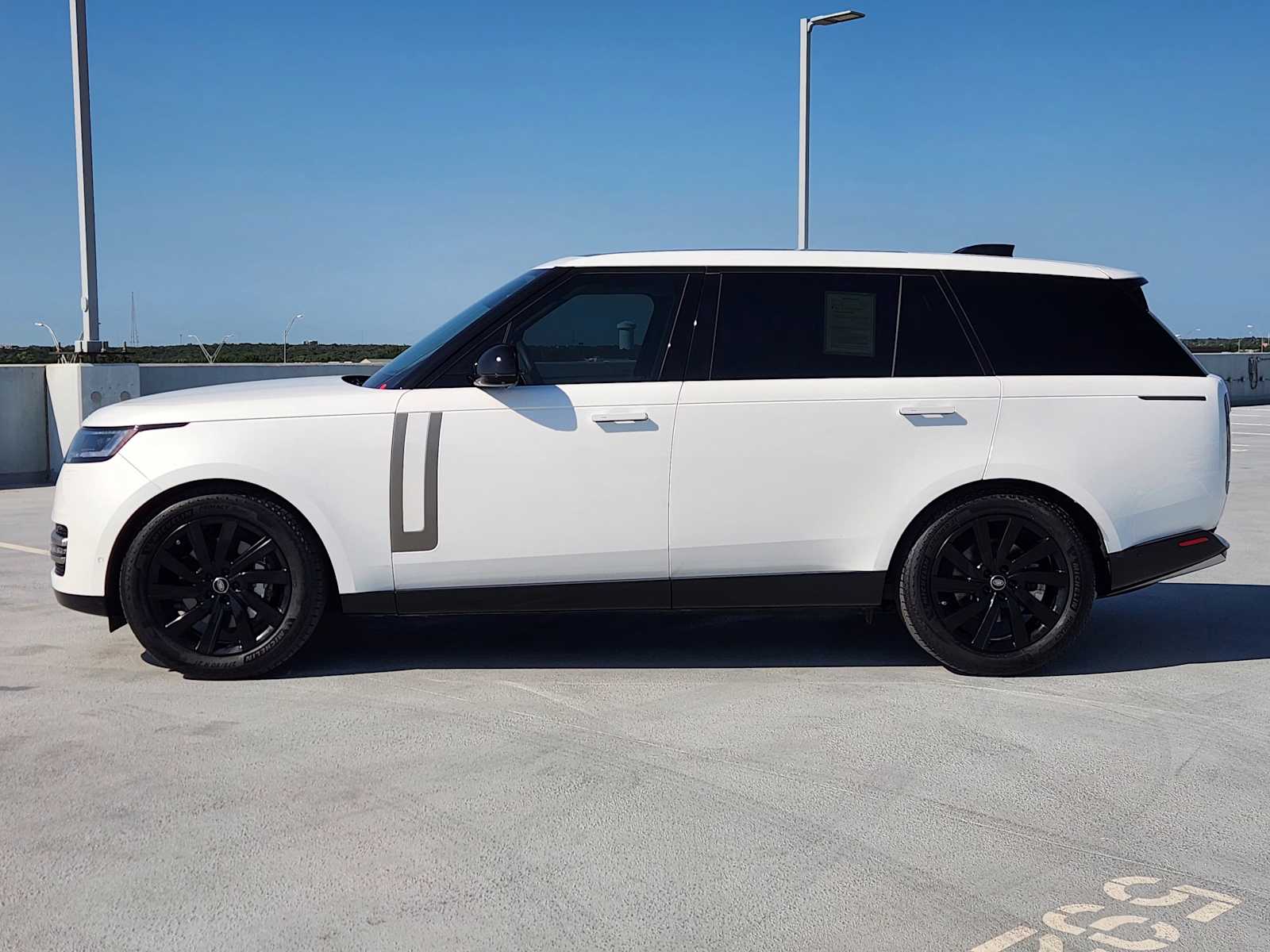 2024 Land Rover Range Rover SE photo 4