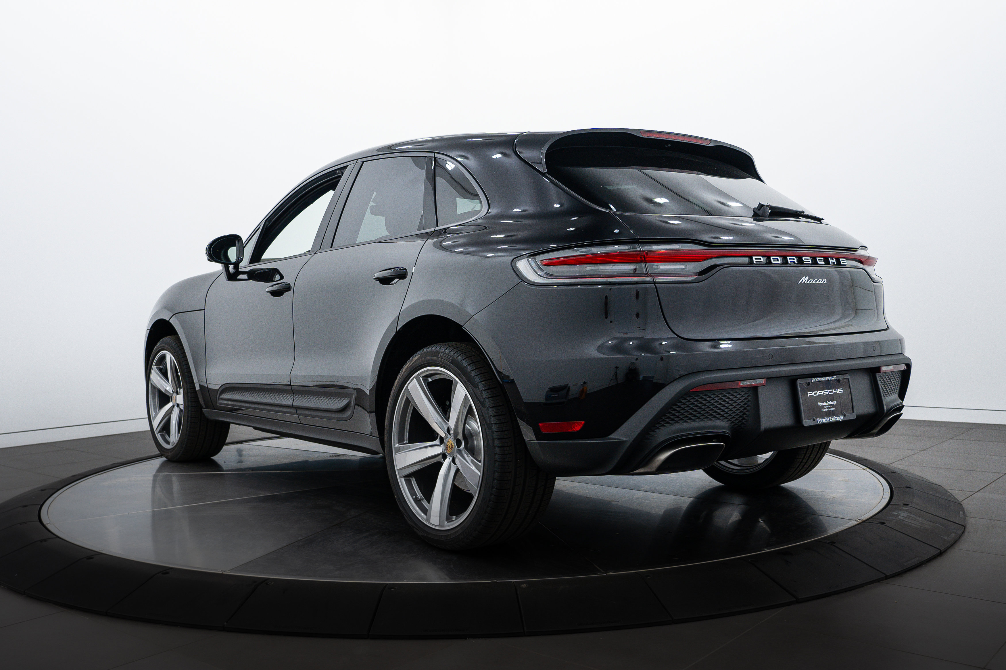2025 Porsche Macan T photo 3