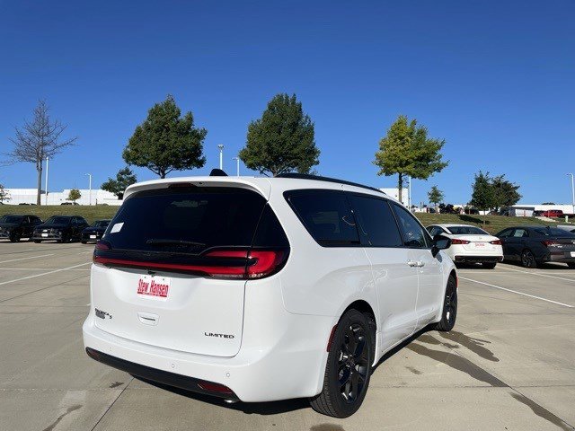 2026 Chrysler Pacifica Limited photo 4