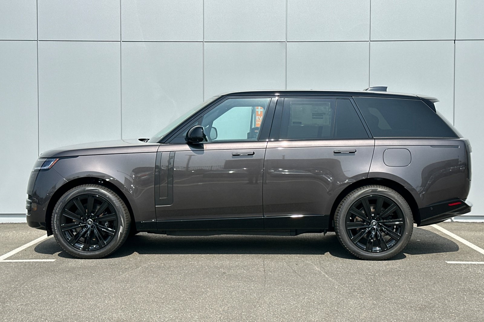 2025 Land Rover Range Rover SE photo 3