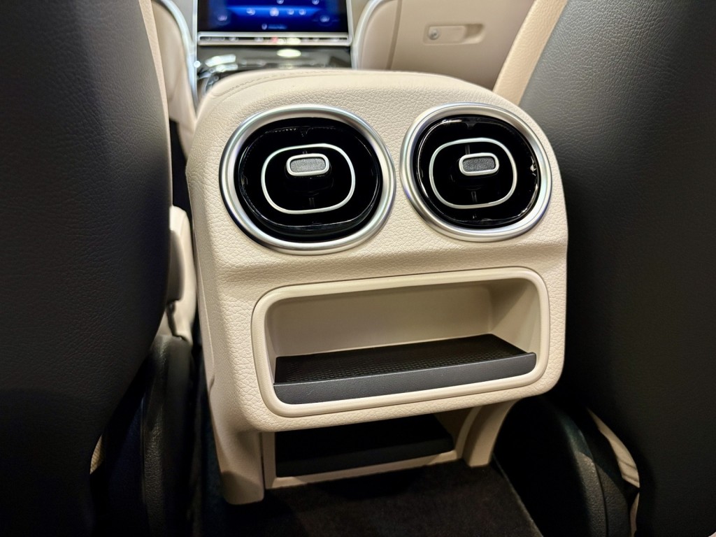 2025 Mercedes Benz C 300 photo 11