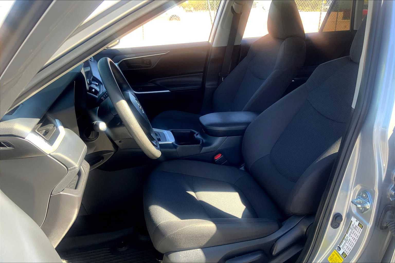 2025 Toyota RAV4 LE photo 7