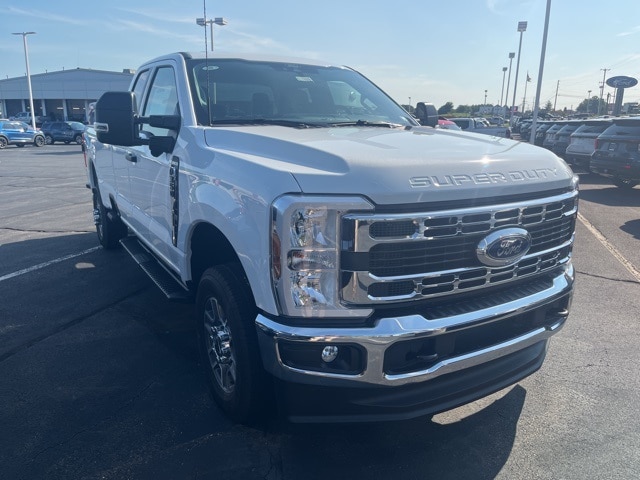 2025 Ford F-350 XLT photo 3