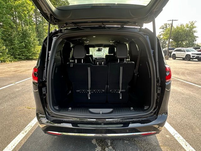 2025 Chrysler Pacifica photo 12