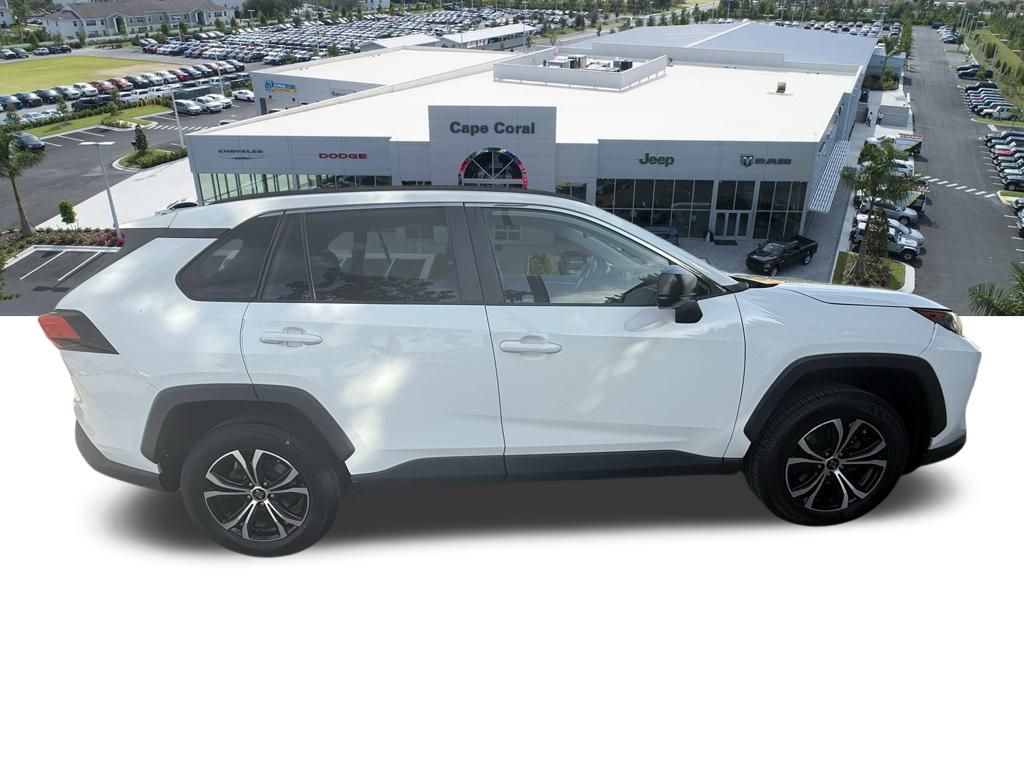 2021 Toyota RAV4 LE photo 3