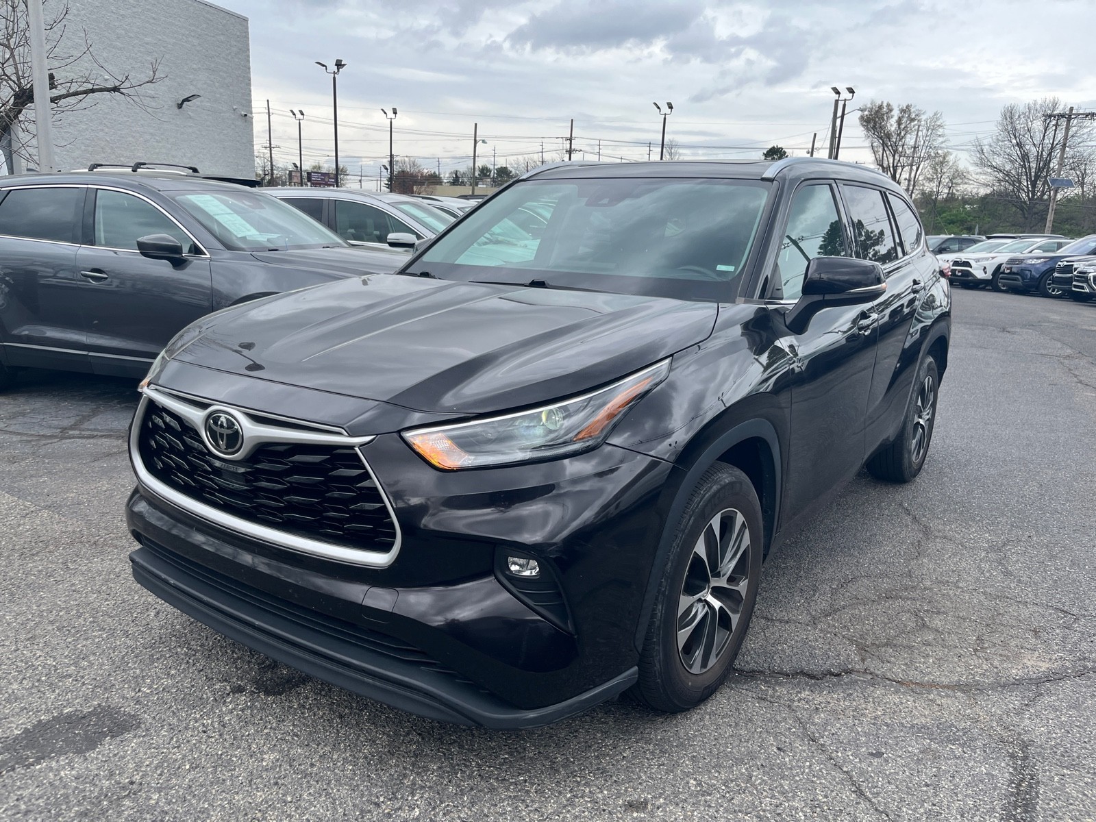2021 Toyota Highlander XLE photo 3