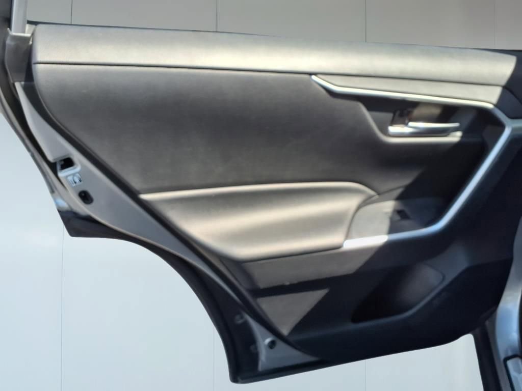 2020 Toyota RAV4 XLE photo 24