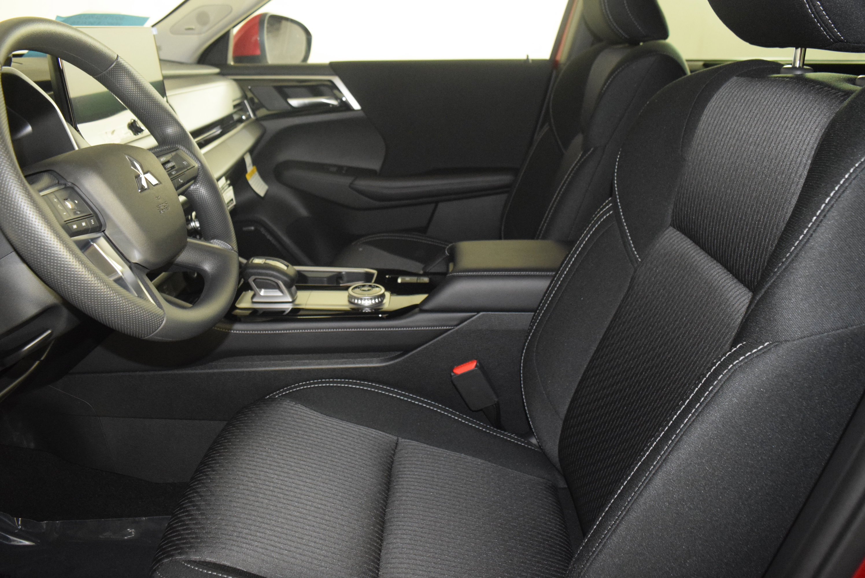 2025 Mitsubishi Outlander ES photo 14
