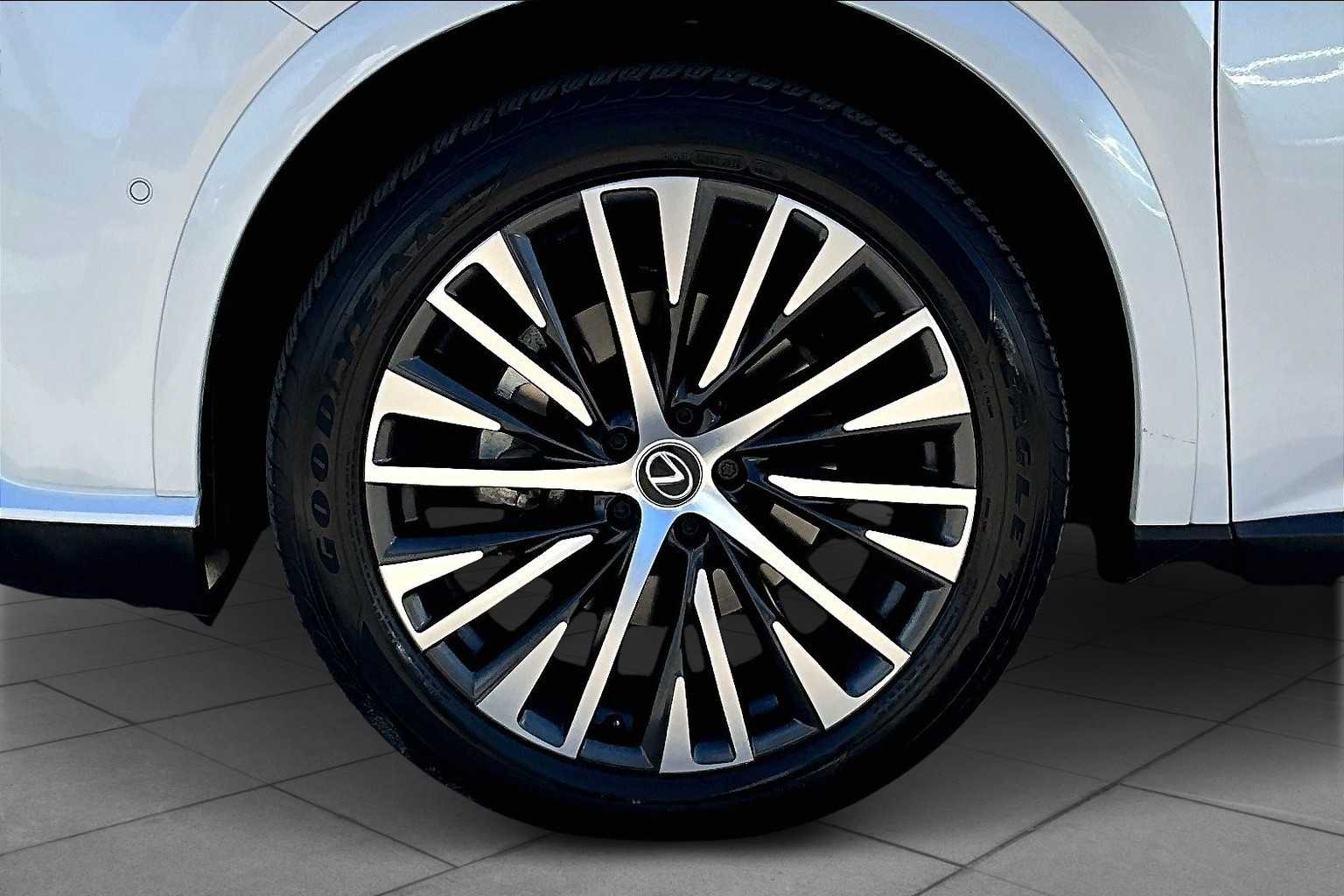 2024 Lexus RX Premium photo 9
