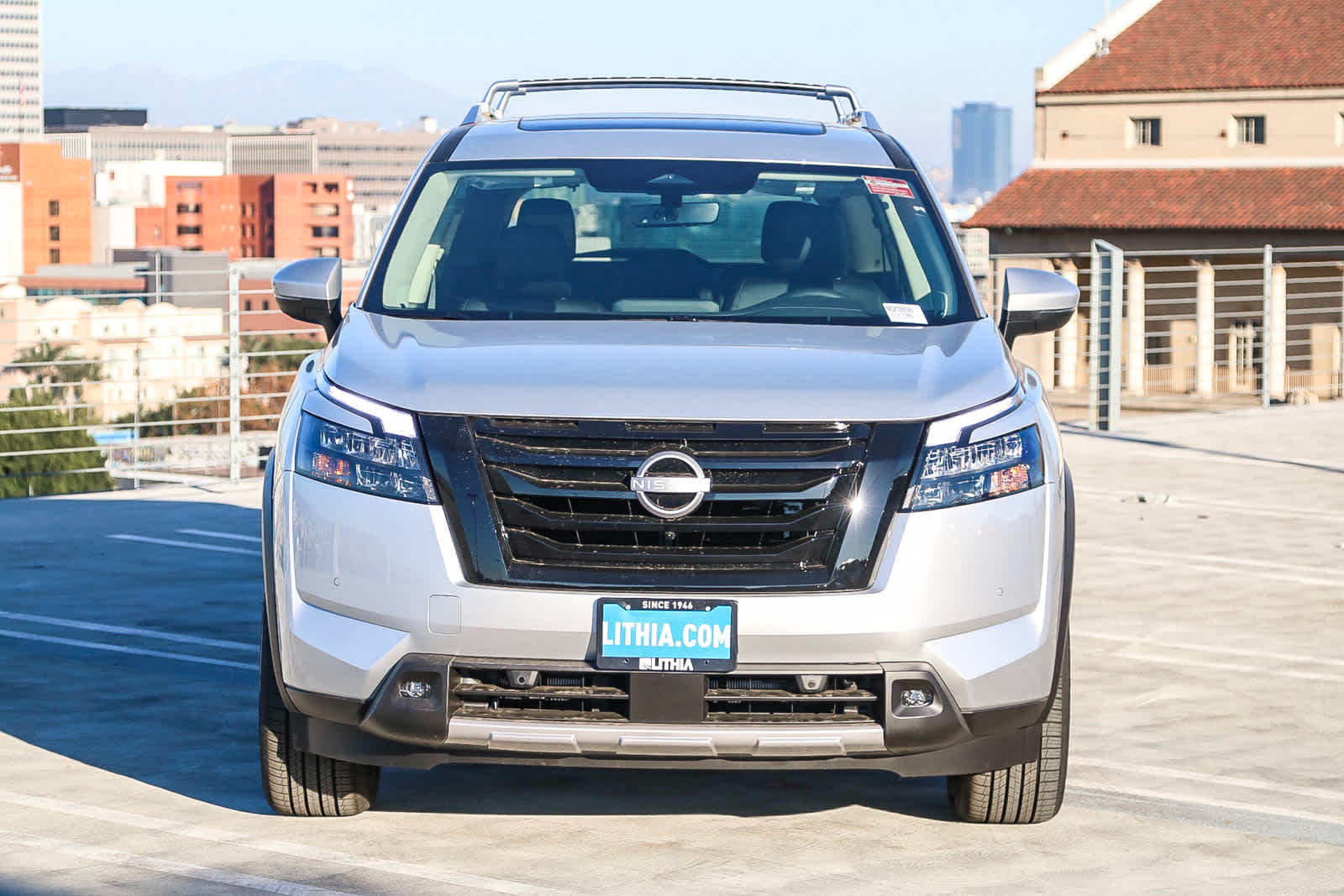 2025 Nissan Pathfinder SL photo 2