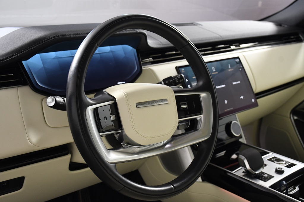 2023 Land Rover Range Rover SE photo 12