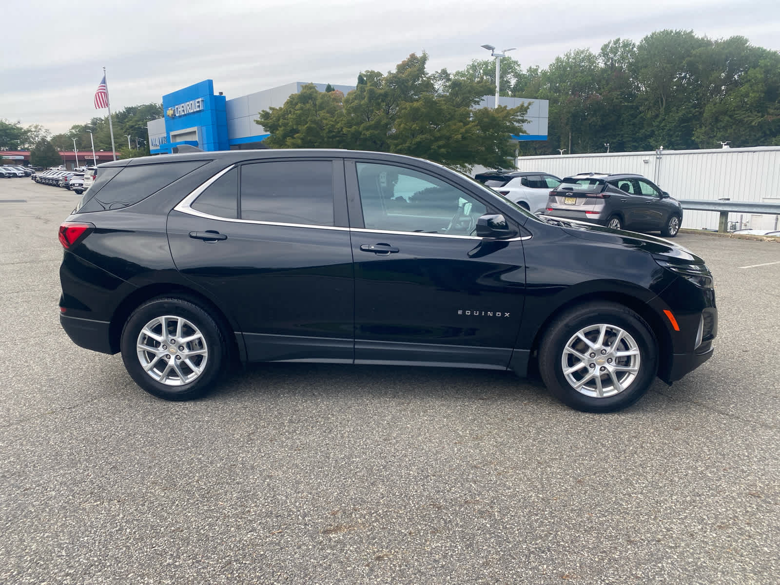 2023 Chevrolet Equinox LT photo 2