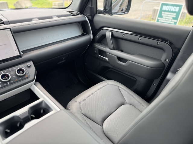 2025 Land Rover Defender 130 X-Dynamic SE photo 12