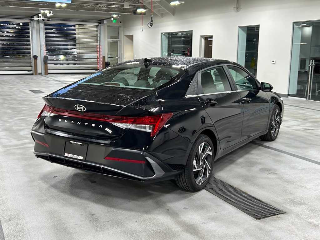 2024 Hyundai Elantra SEL Convenience photo 8