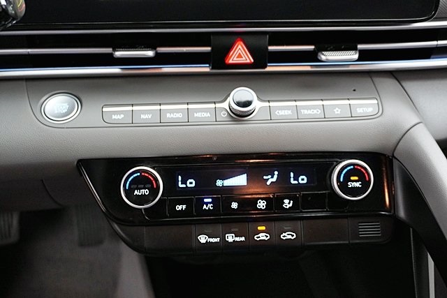 2024 Hyundai Elantra SEL photo 25