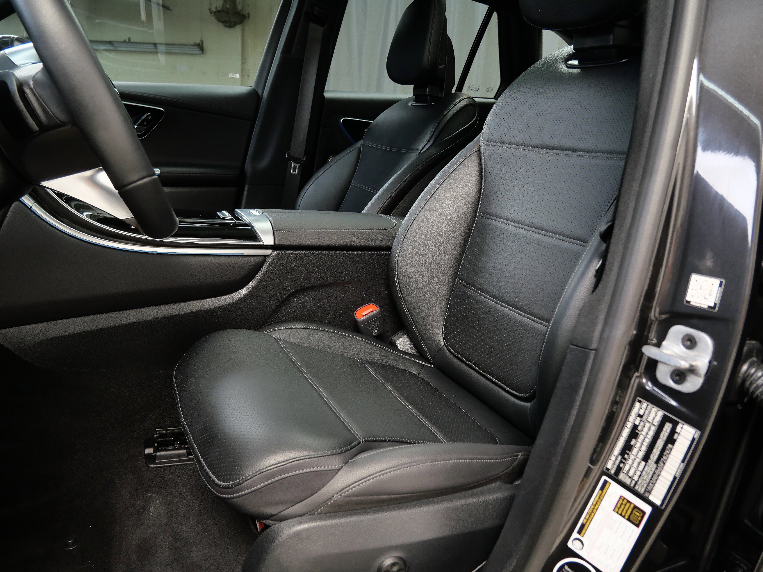 2025 Mercedes Benz GLC 300 4MATIC photo 2