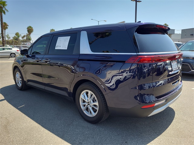 2022 Kia Carnival LXS photo 3