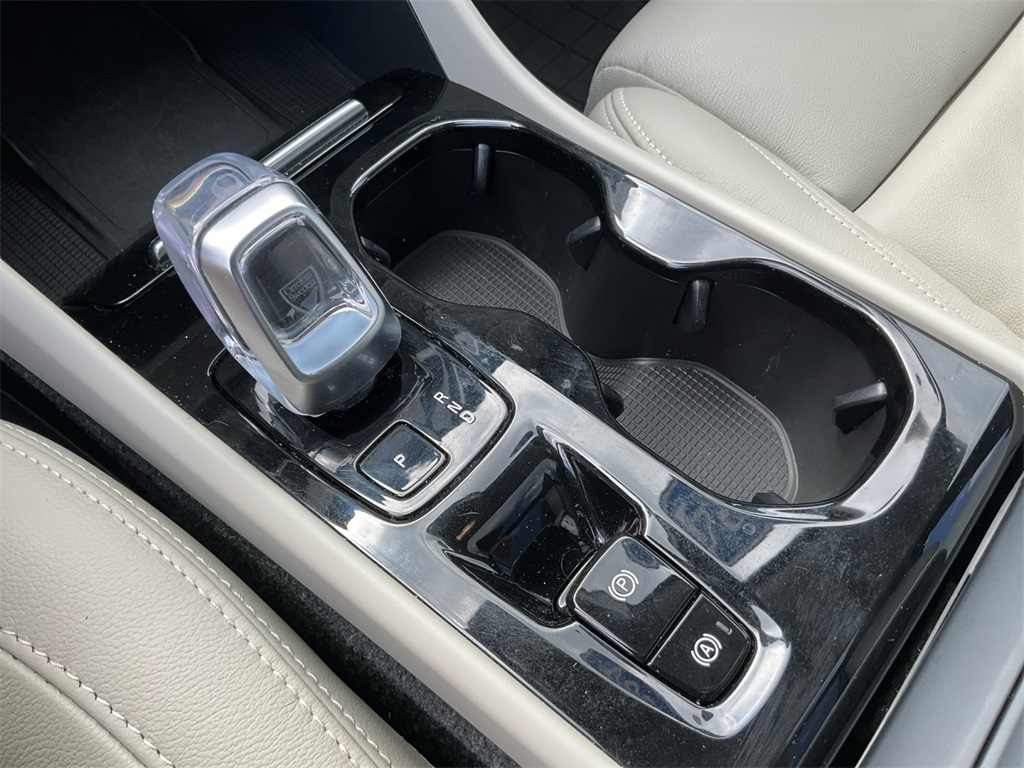 2024 Volvo XC40 Plus photo 28