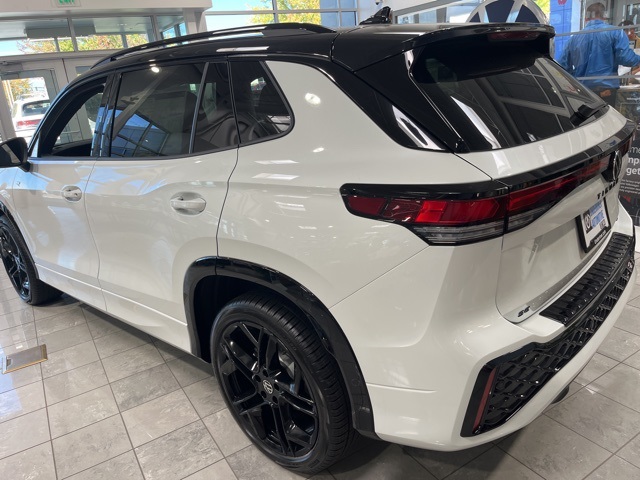 2025 Volkswagen Tiguan SE R-Line Black photo 3