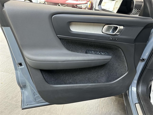 2023 Volvo XC40 Plus photo 11