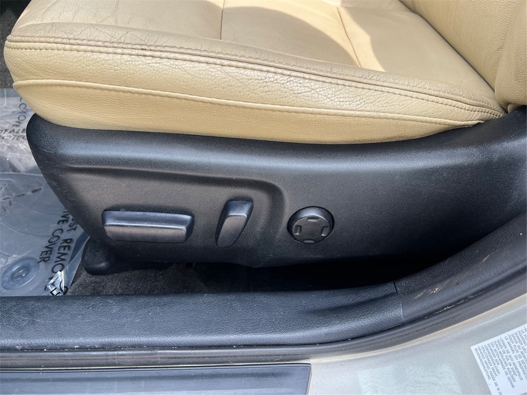 2014 Toyota Avalon XLE photo 17