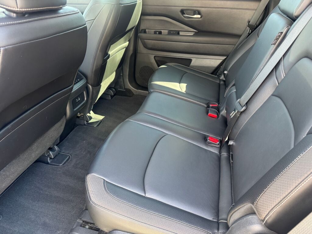 2024 Nissan Pathfinder SL photo 14