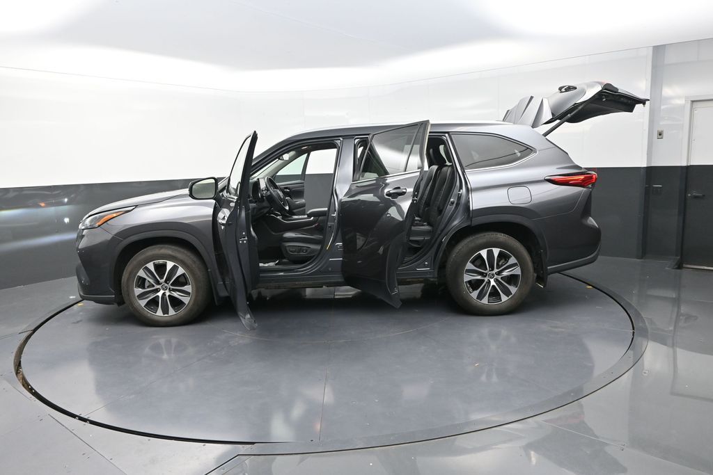 2022 Toyota Highlander XLE photo 28