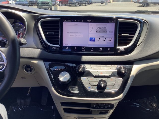2022 Chrysler Pacifica Touring L photo 17