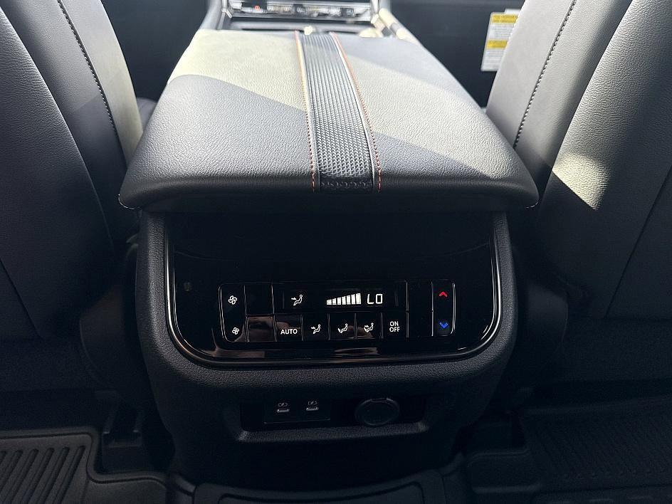 2025 Nissan Armada photo 21