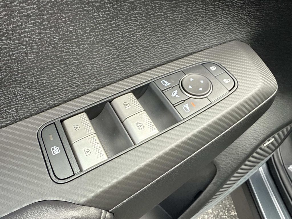 2025 Mitsubishi Outlander SE photo 18