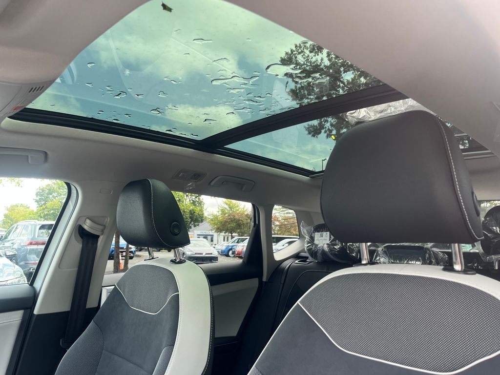 2025 Volkswagen Taos SE photo 17