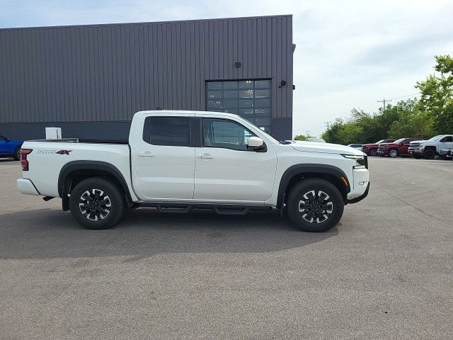 2022 Nissan Frontier Crew Cab photo 2