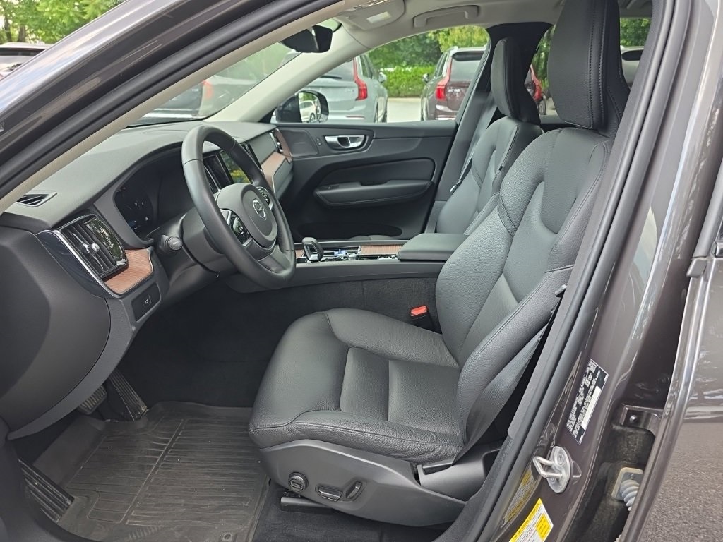 2023 Volvo XC60 B5 Plus photo 9