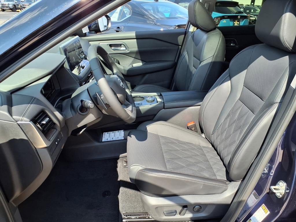 2026 Nissan Rogue Platinum photo 2