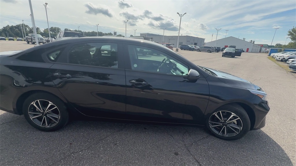 2023 Kia Forte LXS photo 2