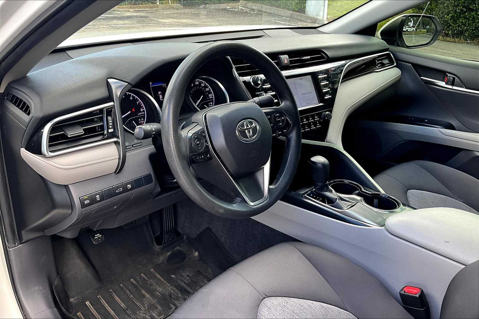 2018 Toyota Camry XLE XSE photo 17