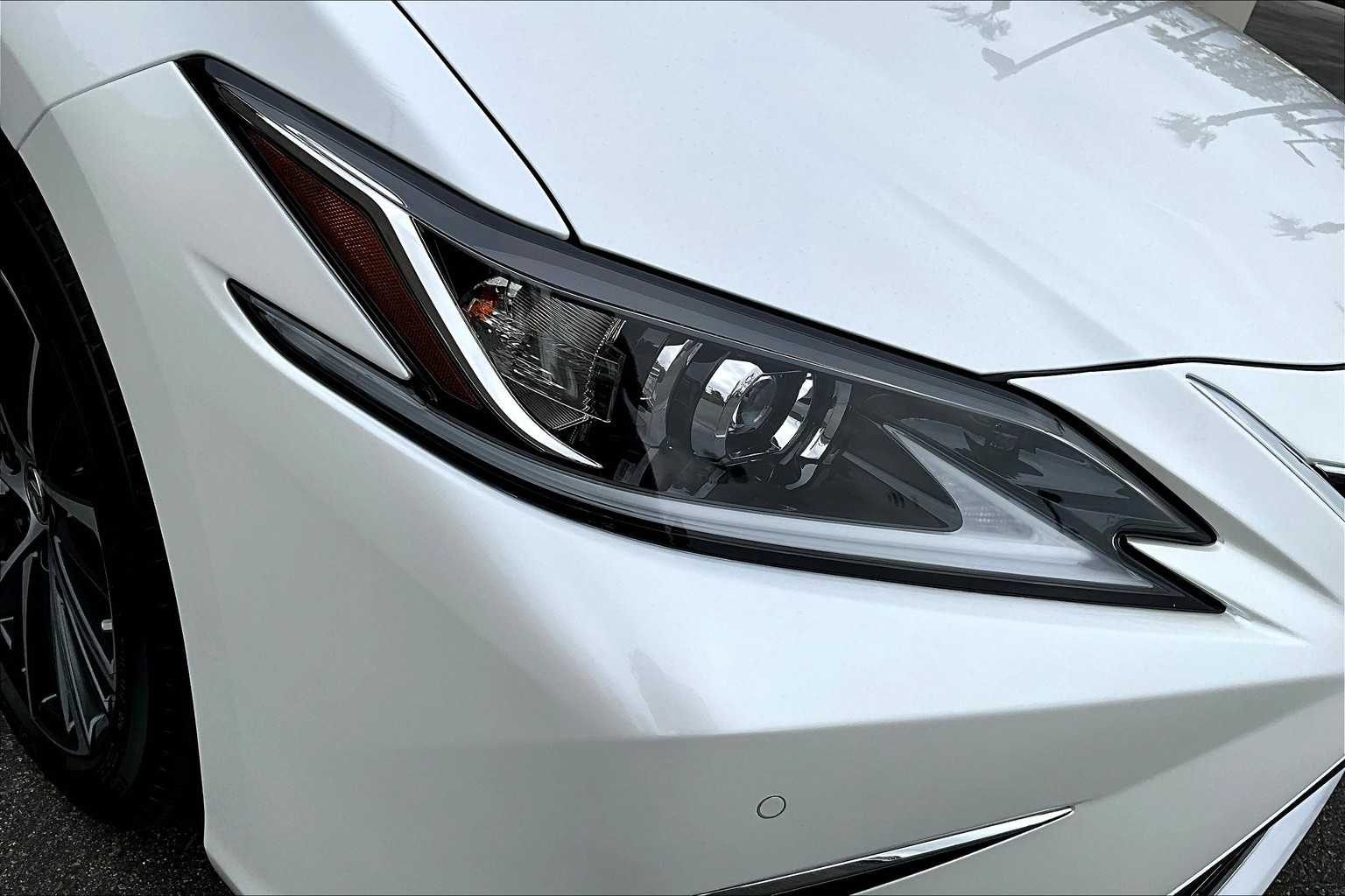 2025 Lexus ES 300h photo 19